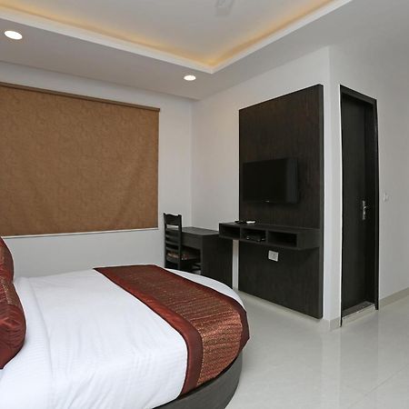 Hotel O M Suites Нью-Делі Екстер'єр фото
