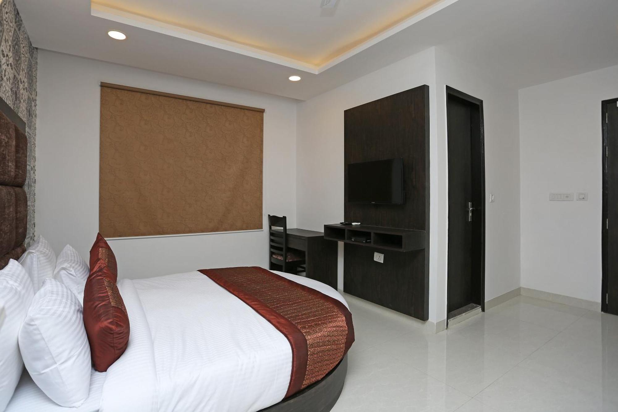 Hotel O M Suites Нью-Делі Екстер'єр фото