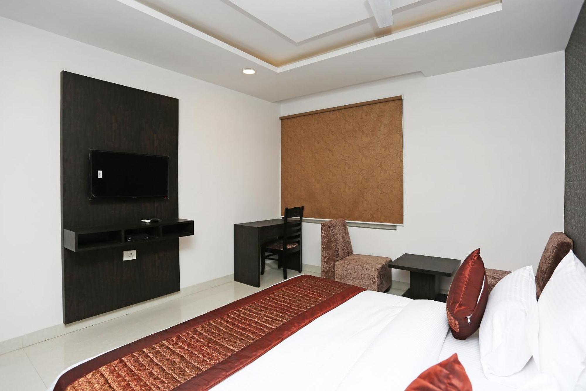 Hotel O M Suites Нью-Делі Екстер'єр фото